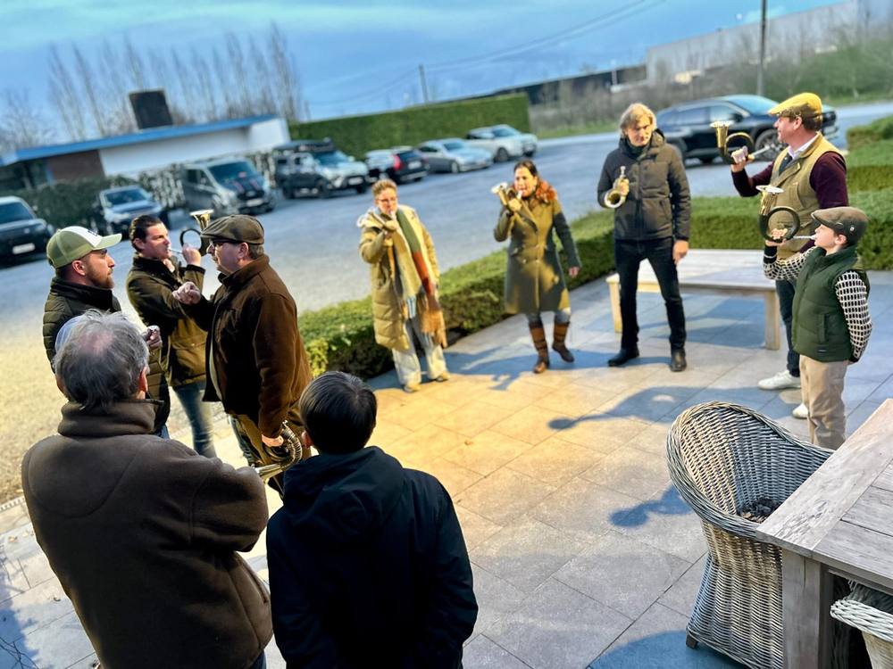De groep blaast samen buiten op een winterse dag